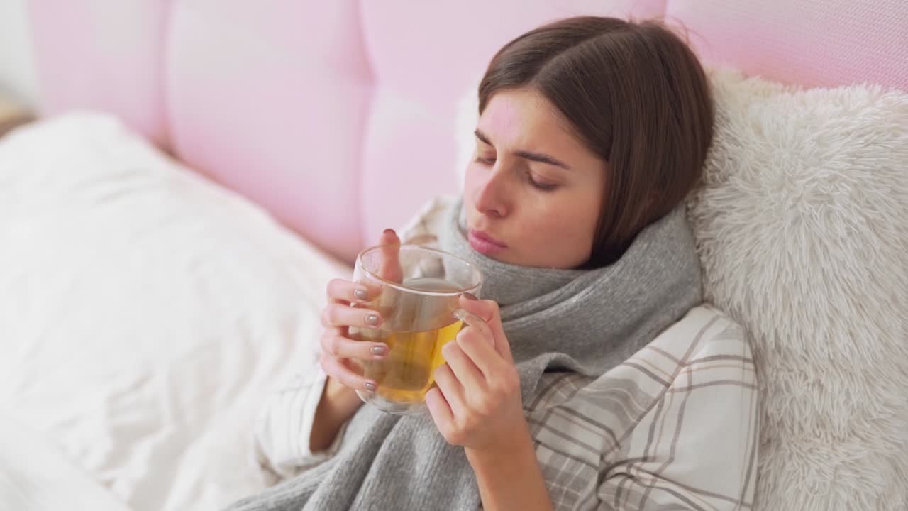 hermosa chica recoge una maleta para vacaciones y nada que ponerse de su armario