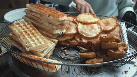 Nahaufnahme-Einer-Vielzahl-Von-Streetfood,-Das-Auf-Dem-Markt-Verkauft-Wird