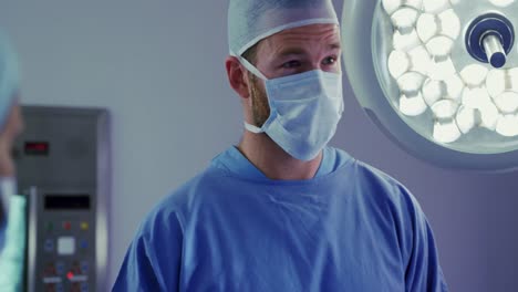 Nahaufnahme-Von-Multiethnischen-Chirurgen,-Die-Eine-Operation-Im-Operationssaal-Eines-Krankenhauses-Durchführen