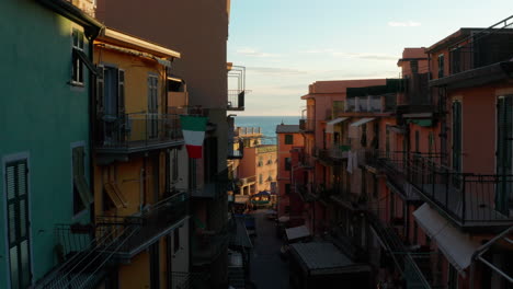 volando por las calles de manarola, italia