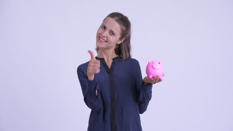 joven feliz y hermosa mujer de negocios con una alcancía