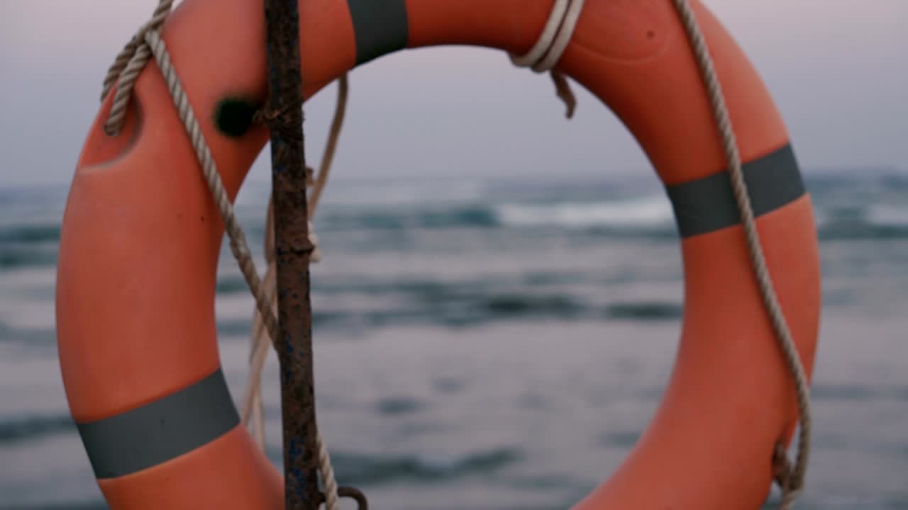 la boya salvavidas pesa en el fondo del mar.