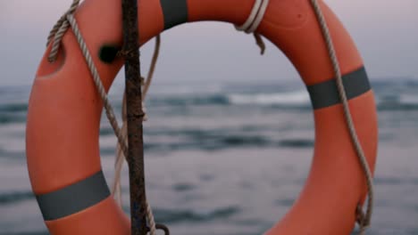 la boya salvavidas pesa en el fondo del mar.