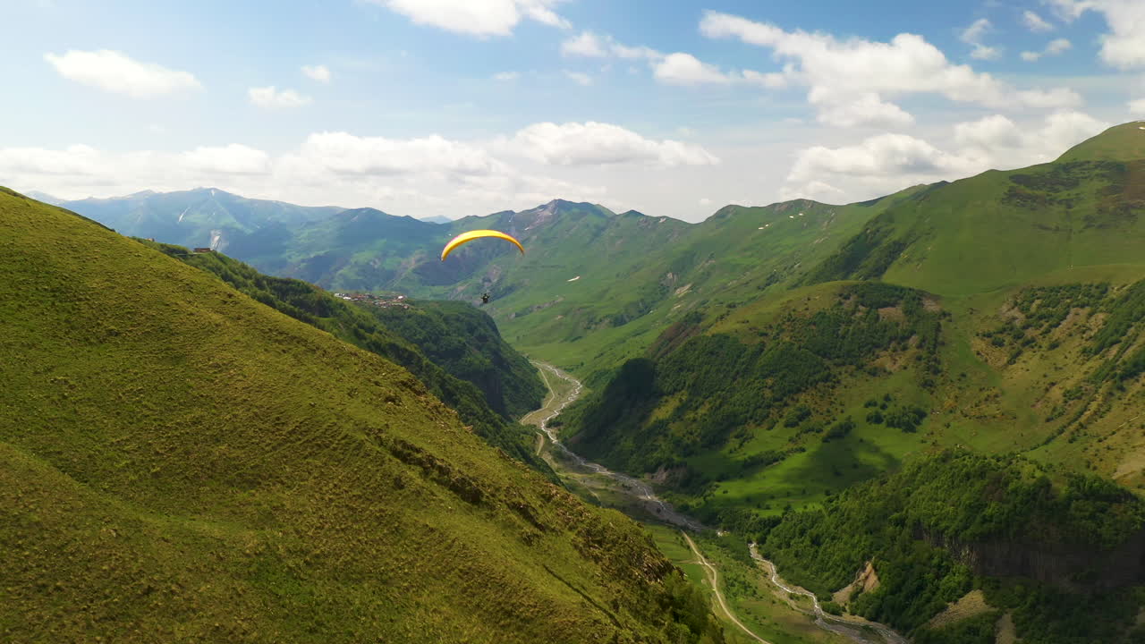 captura cinematográfica de drones perseguidores de parapente en las montañas de gudauri georgia