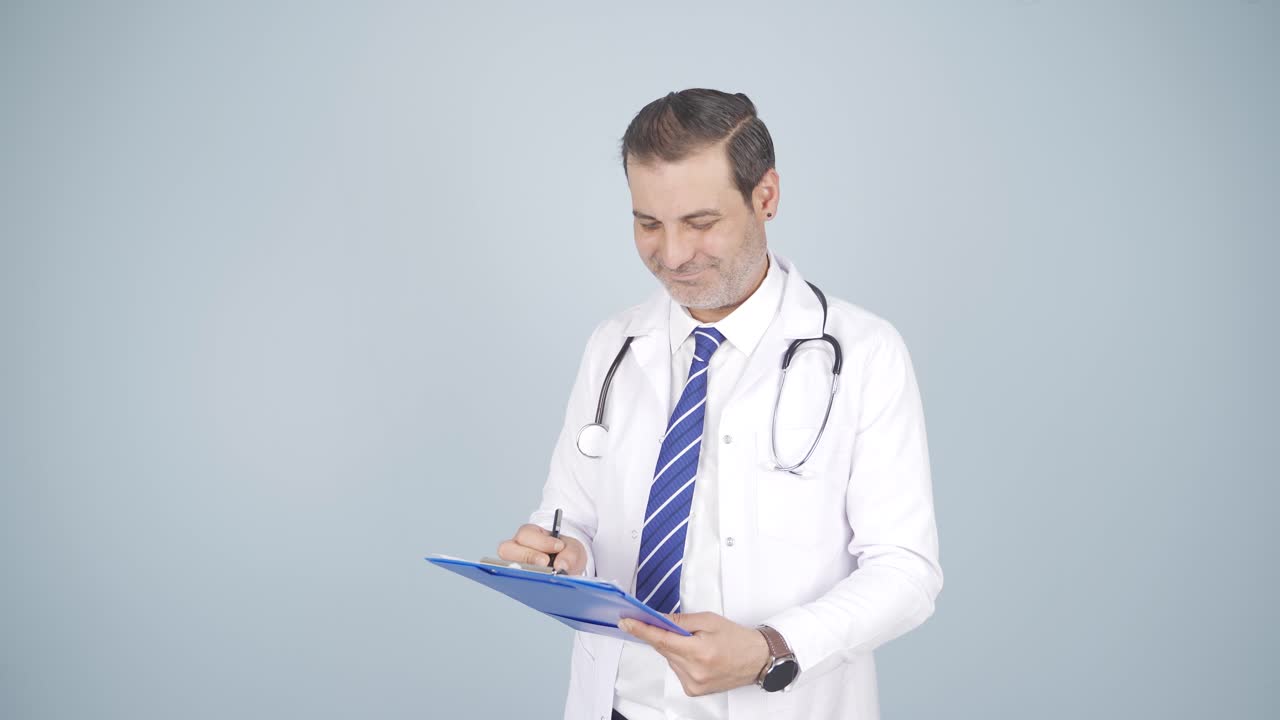 O médico que examina a papelada está pensativo