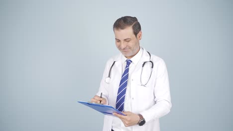 el médico que examina el papeleo es considerado.