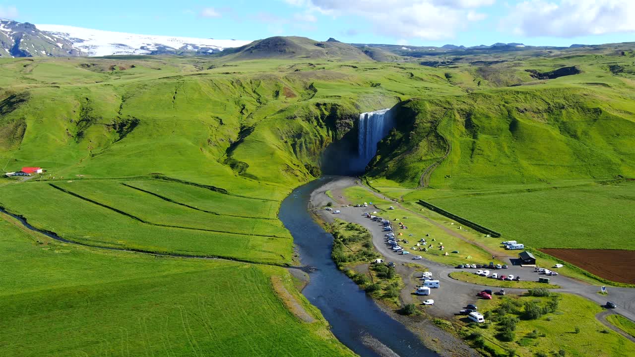 아이슬란드 의 스코가포스 폭포 주변 의 공중 사진