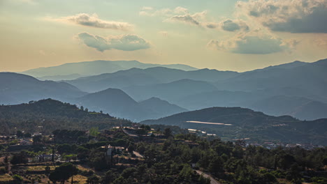 Puesta-De-Sol-Brumosa-Sobre-Las-Montañas-Del-Bosque-En-Limassol,-Chipre---Lapso-De-Tiempo