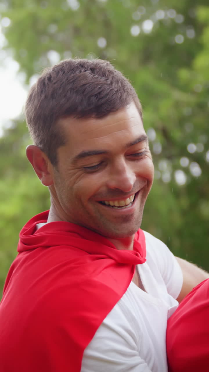 ragazza mascherata e padre che finge di essere un supereroe