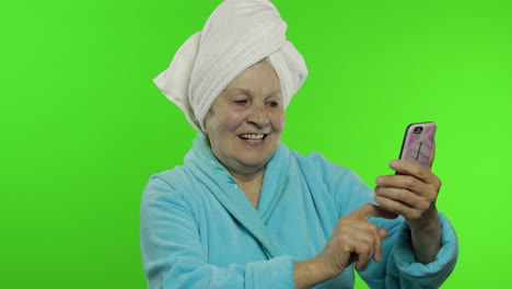 Abuela-Anciana-Después-De-La-Ducha.-Anciana-Haciendo-Selfies-Usando-Teléfono-Móvil