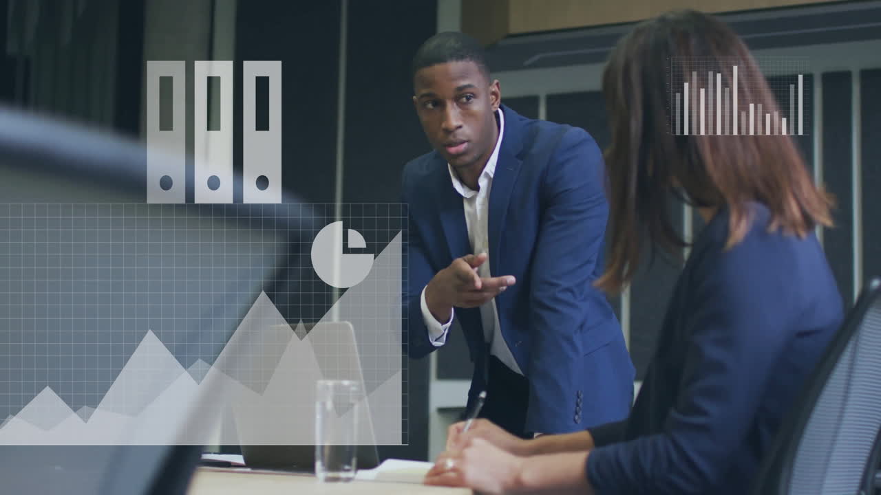 animación del procesamiento de datos financieros sobre diversas personas de negocios en la oficina