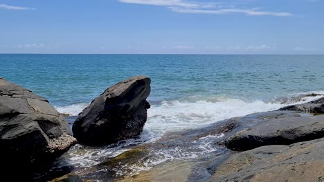 Suaves-Olas-De-Surf-Oceánicas-Rompiendo-Sobre-Rocas-En-Turtle-Creek-Beach