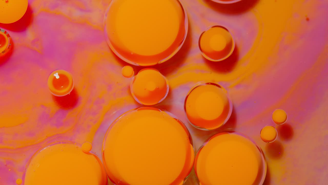 burbujas flotan en pintura líquida, mezclando tinta, aceite y leche, pintura hipnótica multicolor abstracta