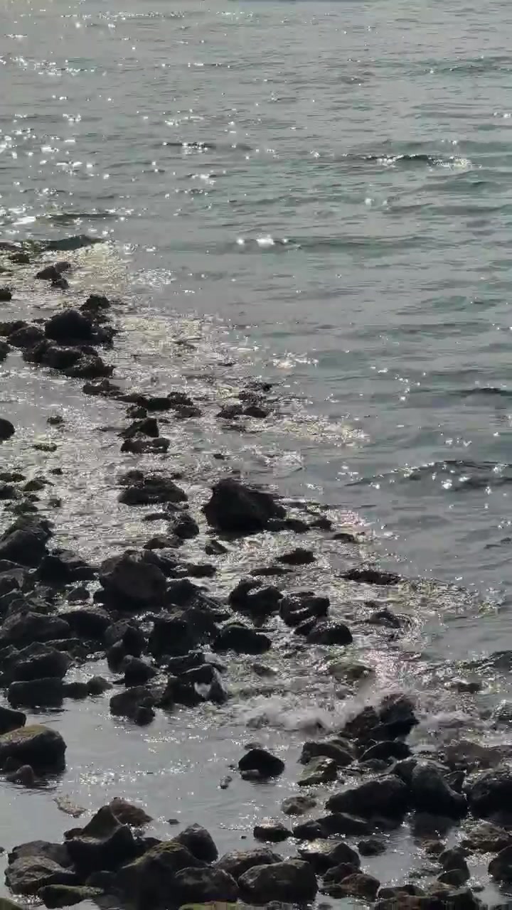 Onde delicate che si infrangono su una costa rocciosa.