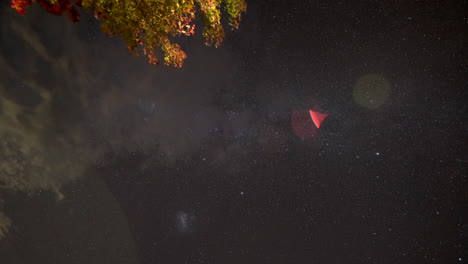 vía láctea en noche semi nublada, lapso de tiempo