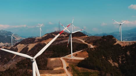 Vista-De-Drones-De-Turbinas-Eólicas-Girando-En-La-Cima-De-Una-Montaña