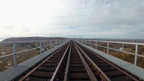 FPV-Drohne-Folgt-Eisenbahnbrücke-Und-Geht-Darunter-Hindurch-2