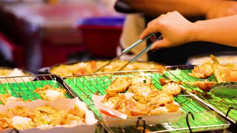 길거리 음식 판매자 가 긴 새우 와 달 요리를 준비 하고 있다