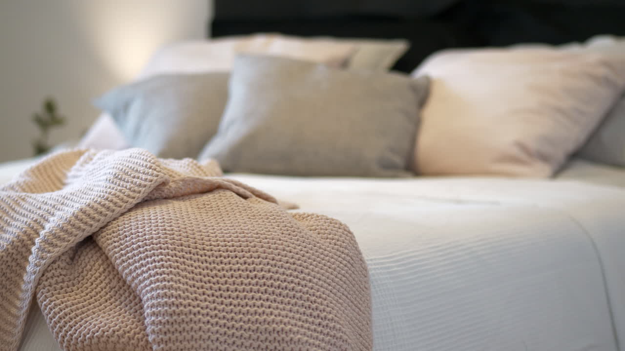 уютный интерьер спальни с отделкой и деталями в светлых тонах, движение ползунка