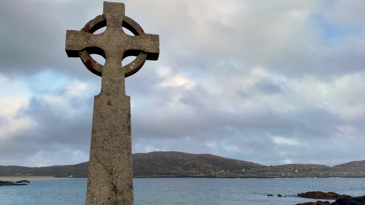 Time-lapse di una lapide con croce cristiana di fronte al mare con nuvole in movimento