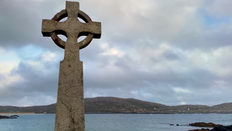 Zeitraffer-Eines-Christlichen-Kreuzgrabsteins-Vor-Dem-Meer-Mit-Sich-Bewegenden-Wolken