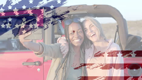 Animation-Der-US-Flagge-über-Glücklichen,-Unterschiedlichen-Frauen,-Die-Im-Sommer-Mit-Dem-Auto-Am-Strand-Ein-Selfie-Machen