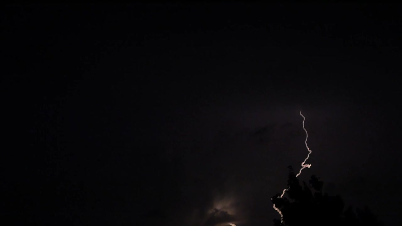 Fulmini drammatici attraversano un cielo tempestoso.