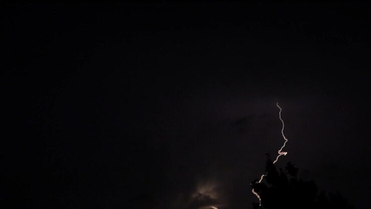 Fulmini drammatici attraversano un cielo tempestoso.