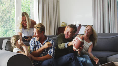 Familia-Feliz-Pasando-Tiempo-Juntos-En-Casa