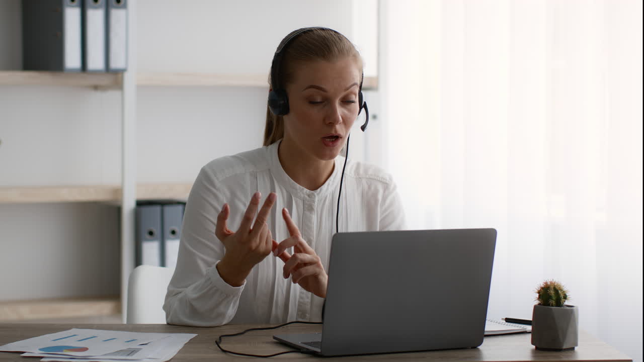 mujer de negocios en una llamada de video