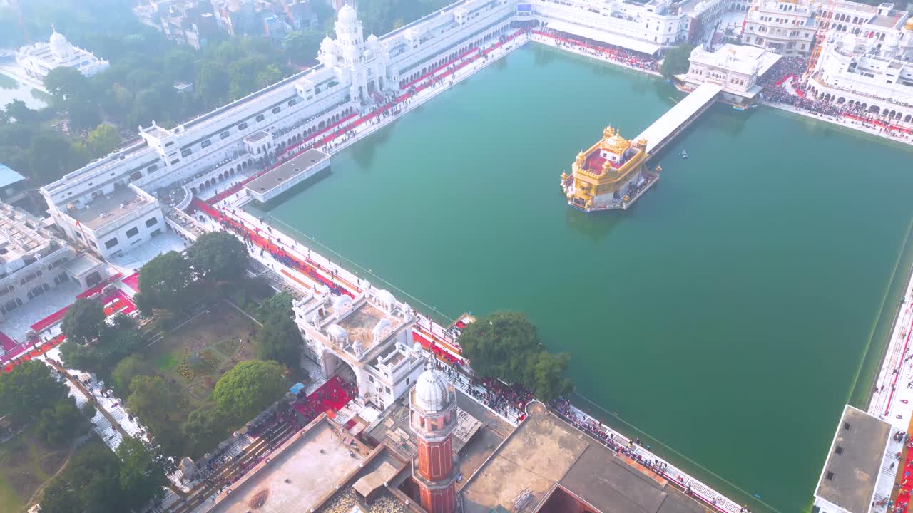 el templo de oro, también conocido como el harimandir sahib, vista aérea por el dron dji mini3pro