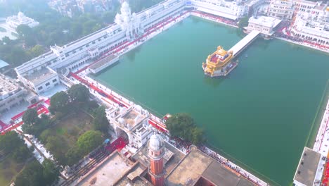 Der-Goldene-Tempel,-Auch-Bekannt-Als-Harimandir-Sahib,-Luftaufnahme-Von-DJI-Mini3Pro-Drone