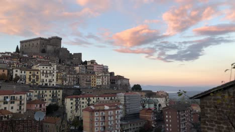 Alte-Italienische-Stadt-Soriano-Del-Cimino-Mit-Der-Burg-Orsini-An-Der-Spitze-Bei-Sonnenuntergang