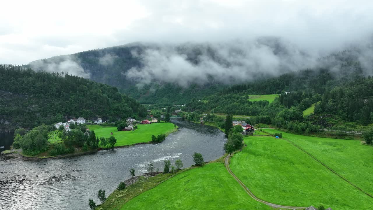 la desembocadura del río vosso en bolstad, noruega - movimiento aéreo hacia adelante durante una mañana de verano brumosa