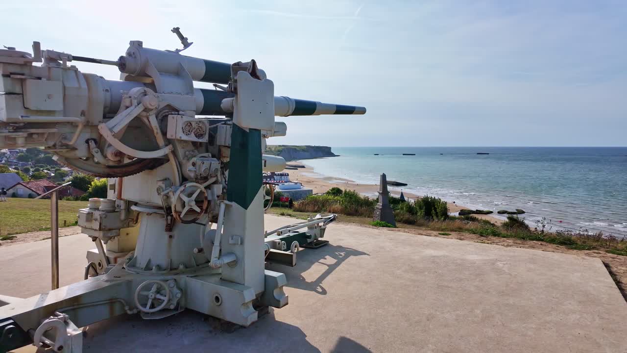 제2차 세계 대전에 대한 부드러운 패닝 움직임과 근접 뷰 해안 군사 총, 아로만치, 프랑스