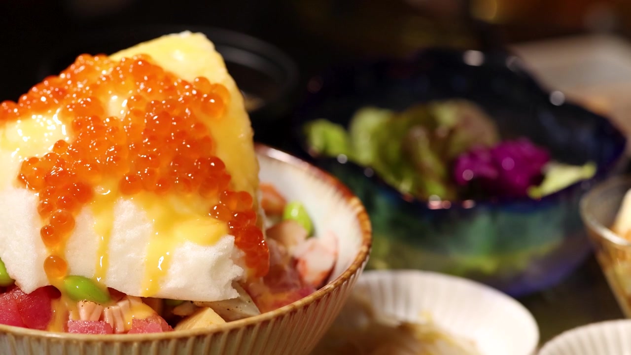 グルメな日本の海鮮丼に新鮮なイクラが盛り付けられているクローズアップ。
