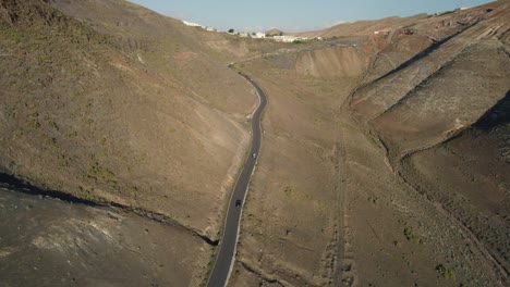 Vista-De-Pájaro-Sobre-La-Carretera-Asfaltada-En-El-Valle-De-Los-Ajaches-En-La-Región-Suroeste-De-La-Isla-De-Lanzarote