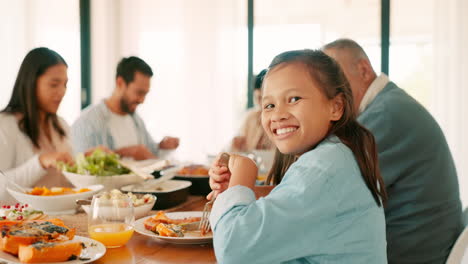 Acción-De-Gracias,-Sonrisa-Y-Una-Niña-Con-Su-Familia