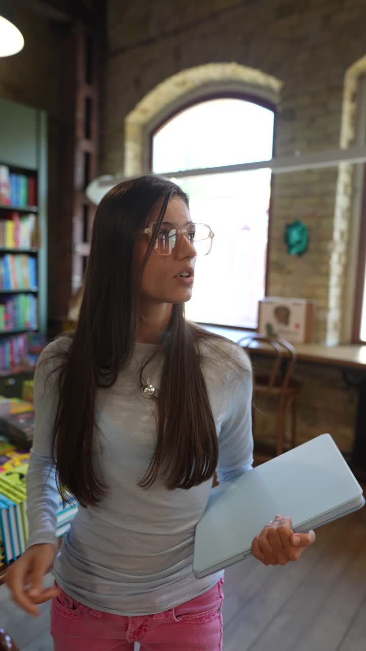 una mujer joven mirando una librería.