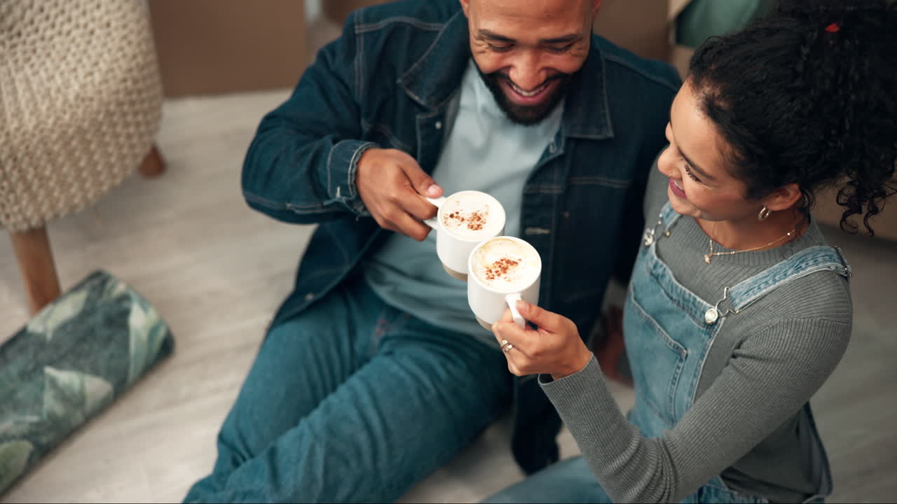 Coppia che festeggia il trasloco nella nuova casa con un caffè