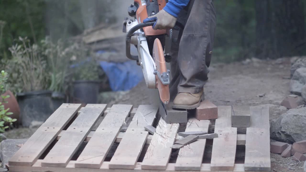 パワーソーでレンガを切る