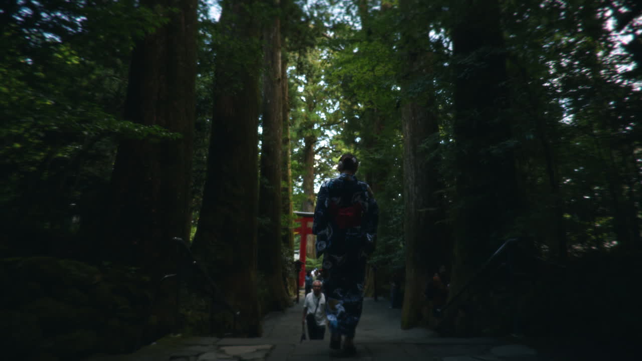 Persone in kimono che camminano in una foresta