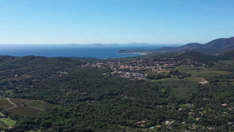 Luftaufnahme-Vom-Gassin-Von-Cavalaire-sur-Mer-Im-Süden-Frankreichs,-Sonniger-Tag,-Französisch