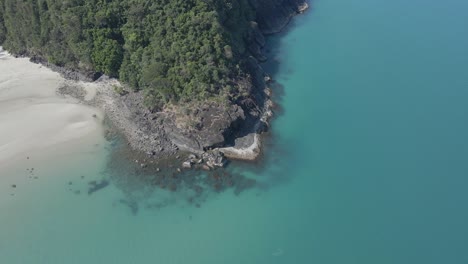 Vista-Aérea-Del-Promontorio-Cubierto-De-Bosque-Verde-De-Myall-Beach-En-Cape-Tribulation,-Qld,-Australia