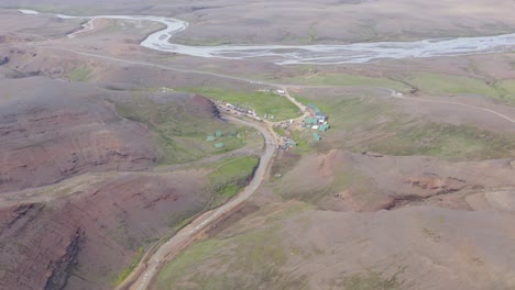 Adventure-resort-in-scenic-highland-landscape-of-Iceland,-Kerlingarfjöll