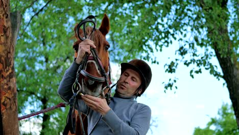 el jinete puso la brida en el hocico del caballo