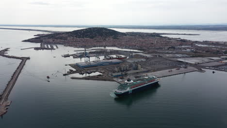 fotografía aérea de la ciudad de sete con un crucero en el puerto de francia día nublado
