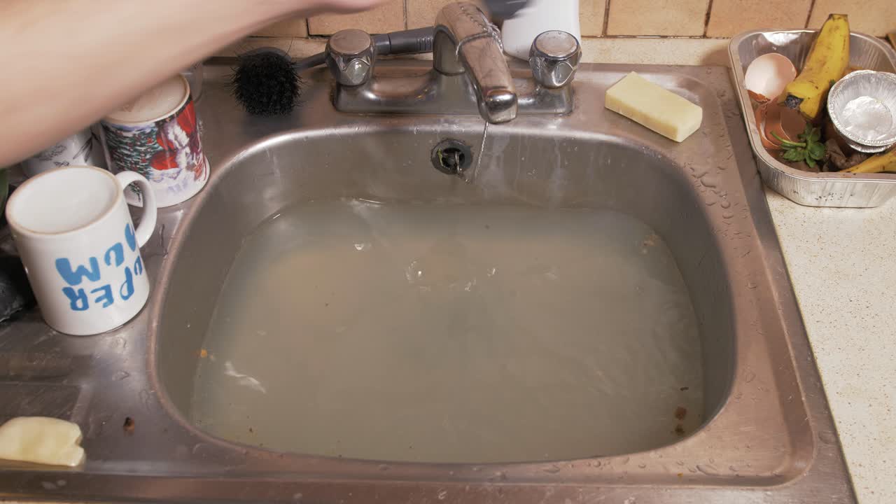 сточные воды из сливов раковины после удаления пробки