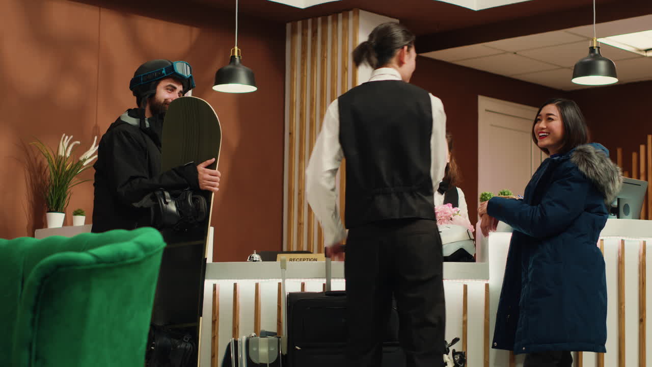 프런트 데스크에서 눈 옷을 입은 사람들