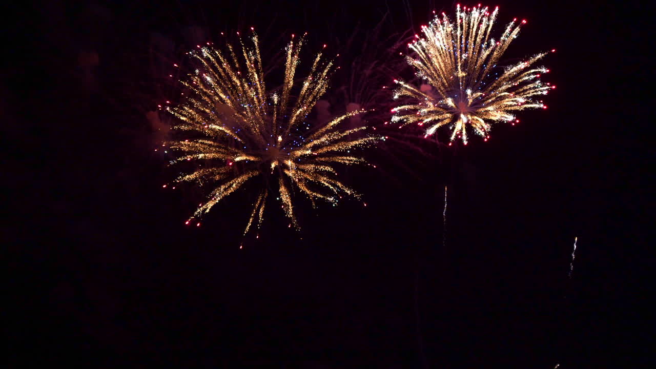 hermosos fuegos artificiales coloridos abstractos explotan en el cielo por la noche un símbolo de celebración en el aniversario de año nuevo para el fondo